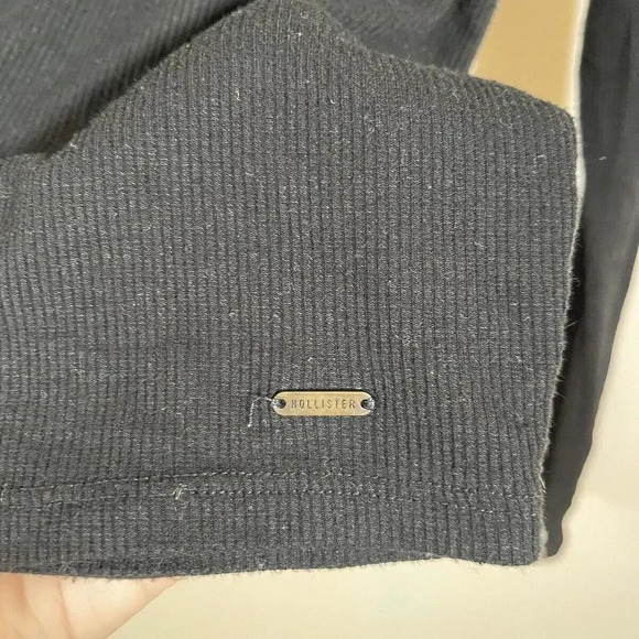 HOLLISTER RIBBED LONG SLEEVE BLACK CRISS-CROSS V-NECK SEMI CROP TOP SZ M - Picture 3 of 6